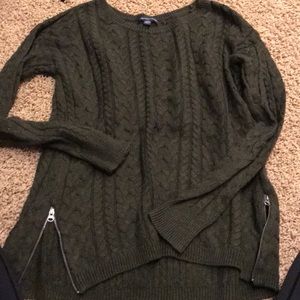 Women’s sweater with zippers